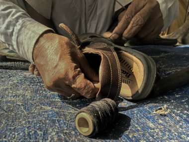 14 Şubat 2020 Bir sandalet Jimi Bag Kalyan Maharashtra Hindistan 'ın dikiş tarafı