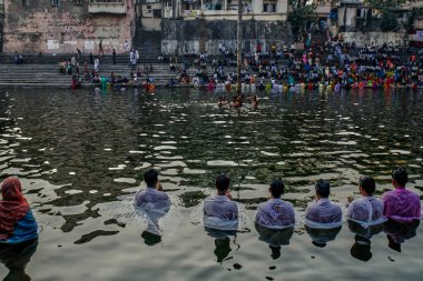 28-Ekim-2006-Chhat pooja, Banganga Walkeshwar Bombay INDIA asi 'deki Güneş Tanrısı ve kız kardeşine ithaf edilmiştir.