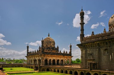 04 Haziran 2008 'de İbrahim Adil Şah II' nin eşi Kraliçe Taj Sultana Bijapur ile birlikte gömüldüğü mezar kompleksi olan İbrahim Rauza 'daki taş basamaklar Vijayapura Karnataka Hindistan