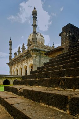 04 Haziran 2008 İbrahim Adil Şah II 'nin eşi Kraliçe Taj Sultana Bijapur ile birlikte gömüldüğü mezar kompleksi olan İbrahim Rauza şimdi Vijayapura Karnataka Hindistan