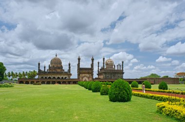 04 Haziran 2008 İbrahim Adil Şah II 'nin eşi Kraliçe Taj Sultana Bijapur ile birlikte gömüldüğü mezar kompleksi olan İbrahim Rauza şimdi Vijayapura Karnataka Hindistan