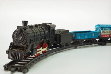 23 Aralık 2012 Buhar Lokomotifi Vintage Oyuncak Treni ve Bogie 'nin Siyah Ölçekli modeli Beyaz arka planda Kalyan Maharashtra Hindistan