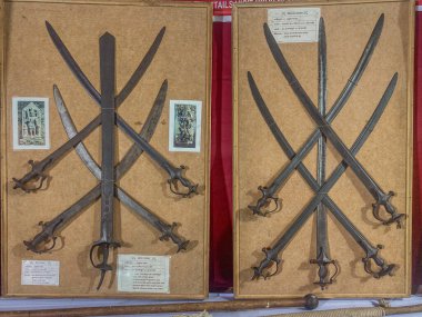 09 04 2025 Vintage Antik Shivkalin Shastra (Shivkalin silahı) Vintage Kılıç Koleksiyonu Ganesh Pandal Lokgram Kalyan Maharashtra Hindistan