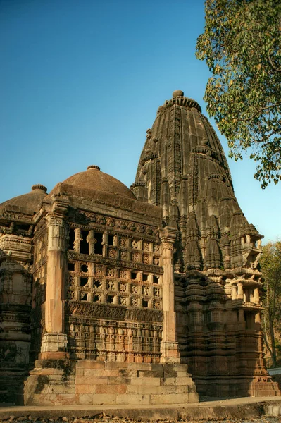 02: 15 2010 Antik Miras Jain Tapınağı Polo Ormanı Abhapur - Lakhena Jain Tapınağı IDAR SabArkantha Gujarat Hindistan 'a 40 km uzaklıkta