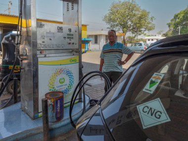 03 08 2024 Adam CNG Sıkıştırılmış doğal gaz istasyonunda duruyor CarGujarat Hindistan ile