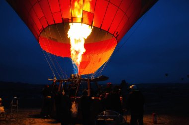 Sıcak hava balonuyla uçmaya hazırlanan bir grup insan.