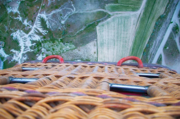 Dünya yüzeyinde sıcak hava balonu sepetinden görünümü.