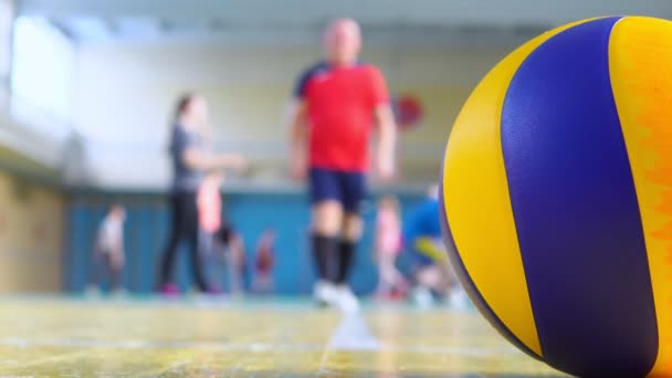 L'entraîneur effectue une formation de volleyball à l'école . — Video