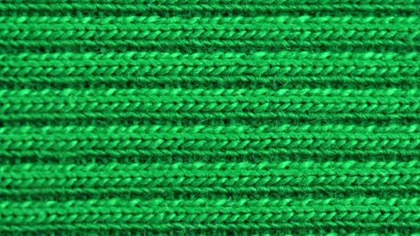 Textilní pozadí - zelená bavlněná tkanina s žebrovanou strukturou dresu. Natáčení maker. — Stock video