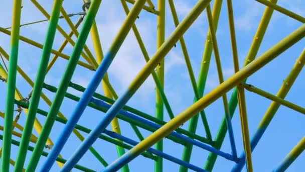 Metallic multi-colored construction of a ferris wheel. — Stock Video