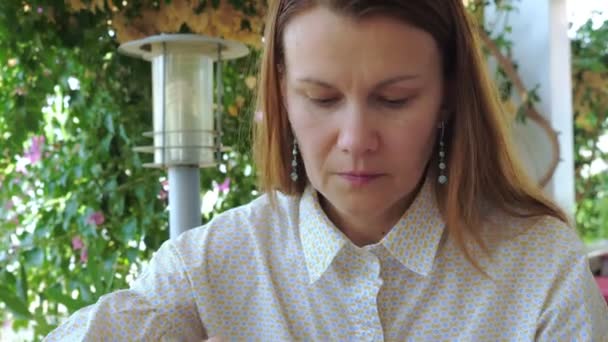 Una mujer en un café o restaurante se limpia las manos con una servilleta . — Vídeo de stock