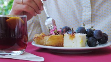 Kafede ya da restoranda tatlı yiyen bir kadın. Kapat..