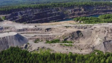 Cevheri olan bir kamyon taş ocağından geçiyor.