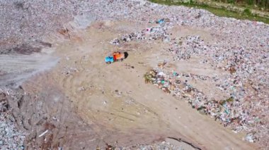 Çöp kamyonları çöpleri şehrin çöp sahasına boşaltır.
