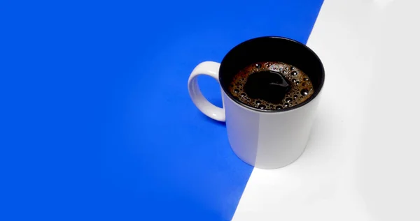 Kaffeetasse Auf Weißem Und Blauem Hintergrund Eingeschaltet Konzept — Stockfoto