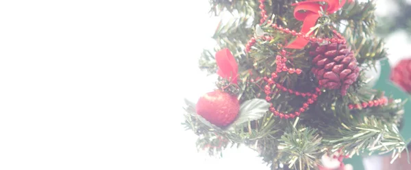 Karlı arazide bulanık Noel ağacı 
