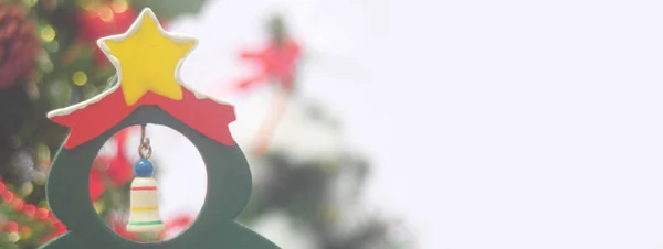 Karlı arazide bulanık Noel ağacı 