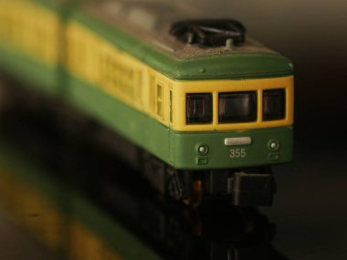 Eski oyuncak tramvay. Yerdeki yansımada antika tren modeli.