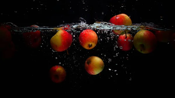 Czerwone Jabłka Woda Splash Izolowane Czarnym Tle — Zdjęcie stockowe