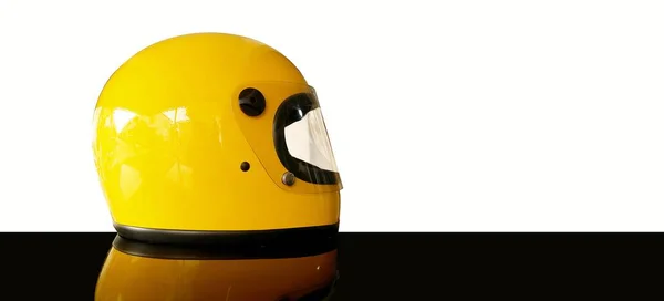 Żółty Kask Motocyklowy Białym Tle — Zdjęcie stockowe