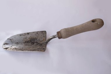 Beyaz arkaplanda bahçe küreği aracı