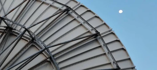 Antena Parabólica Radar Grande Tamanho Com Fundo Céu Azul — Fotografia de Stock
