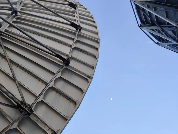 Antena Parabólica Radar Grande Tamanho Com Fundo Céu Azul — Fotografia de Stock