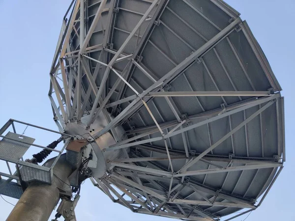 Satelitní Anténa Radar Velká Velikost Modrým Nebem Pozadí — Stock fotografie