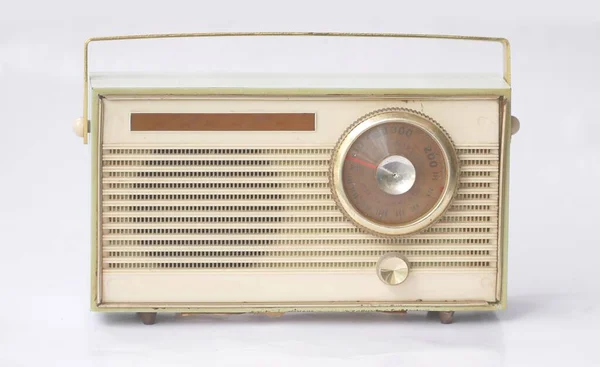 Beyaz arka planda antika eski radyo