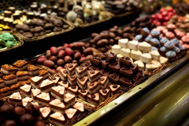 Ünlü tatlı şeker Pazar. Şekerleme, Barselona, İspanya, Boqueria Pazar yerinde. Çeşitli çikolata şeker dükkanı.