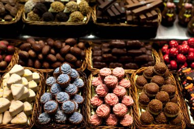 Ünlü tatlı şeker Pazar. Şekerleme, Barselona, İspanya, Boqueria Pazar yerinde. Çeşitli çikolata şeker dükkanı.