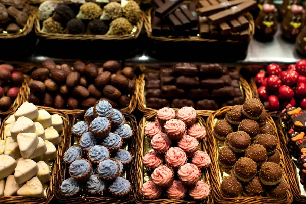 Slavné sladké cukroví trh. Cukrárna u trhu Boqueria v Barceloně, Španělsko. Smíšený obchod čokoládové bonbóny. — Stock fotografie