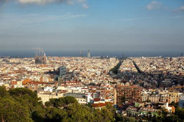 Üst-manzaraya Barcelona, İspanya güneşli bir gün parkta yüksek noktadan