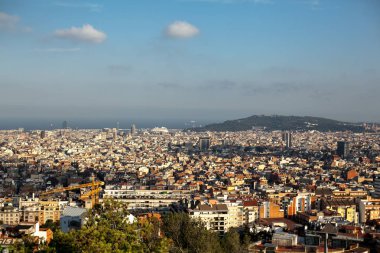 Üst-manzaraya Barcelona, İspanya güneşli bir gün parkta yüksek noktadan