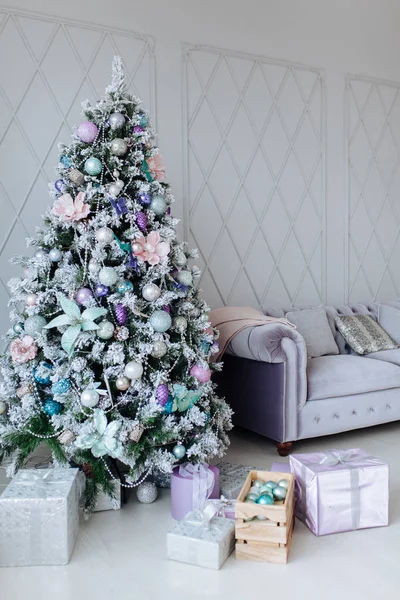 Natal e Ano Novo decorado quarto interior roxo com presentes e árvore de Ano Novo e sofá — Fotografia de Stock