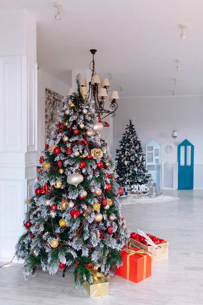 圣诞和新年装饰的室内 白墙前装饰着红色的礼物和圣诞树 — 图库照片