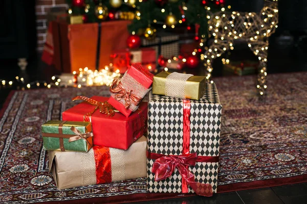 Caja de regalo de Navidad. Regalos de Navidad en cajas rojas y marrones en el fondo del árbol de Navidad en el espacio de copia interior loft. —  Fotos de Stock