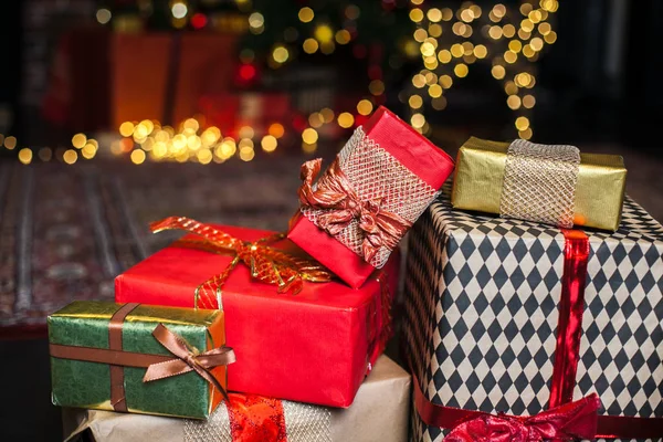 Noel hediyesi kutusunu kapat. Yılbaşı hediyeleri kırmızı ve kahverengi kutularda Noel ağacı arka planında tavan arası fotokopi alanında. — Stok fotoğraf