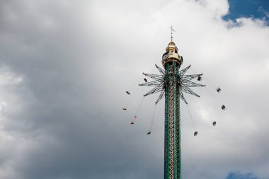Viyana, Avusturya 5 Haziran 2018: carousel Viyana'da sallanan. Atraction Prater Parkı