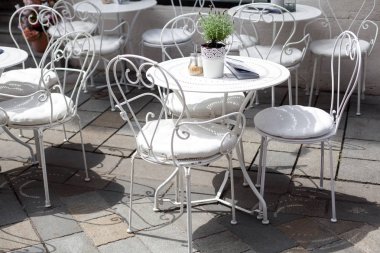 Açık Hava Teras Cafe güzel beyaz Ferforje sandalye ve masa güneşli yaz gün
