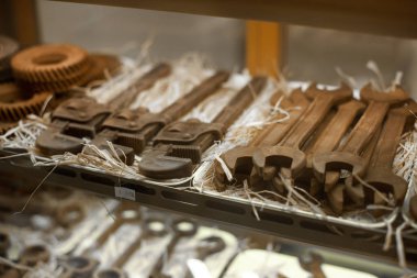 Çikolata bar şeklinde atölye araçları. Çeşitli çikolata şeker dükkanı. vitrin, şekerlemeler. Lezzetli tatlı tatlı