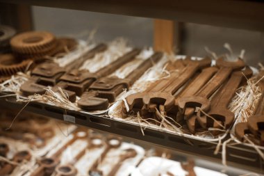 Çikolata bar şeklinde atölye araçları. Çeşitli çikolata şeker dükkanı. vitrin, şekerlemeler. Lezzetli tatlı tatlı