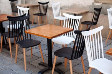 Görünüm boş Açık Hava Teras Cafe retro ahşap sandalye ve masa güneşli yaz gün açık.