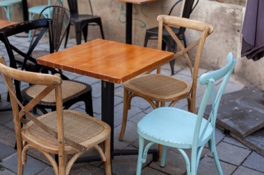 Görünüm boş Açık Hava Teras Cafe retro ahşap sandalye ve masa güneşli yaz gün açık.