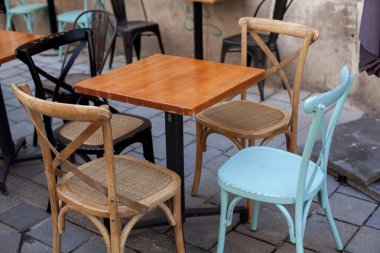 Görünüm boş Açık Hava Teras Cafe retro ahşap sandalye ve masa güneşli yaz gün açık.