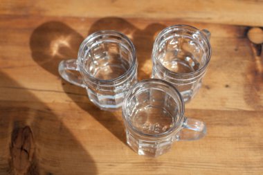 Soda soda içecek ferahlık. Üç cam bardak beyaz şarap üzüm bağları ahşap tablo Heuriger meyhanede Doğu Avusturya, bir yerel winemaker yeni şarabı nereye hizmet vermektedir. Üstten görünüm.