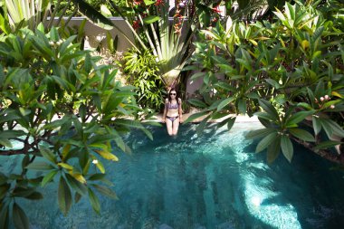 beyaz mayo modeli zevk onun yaz hafta sonu boyunca otel havuzunda rahatlayın.