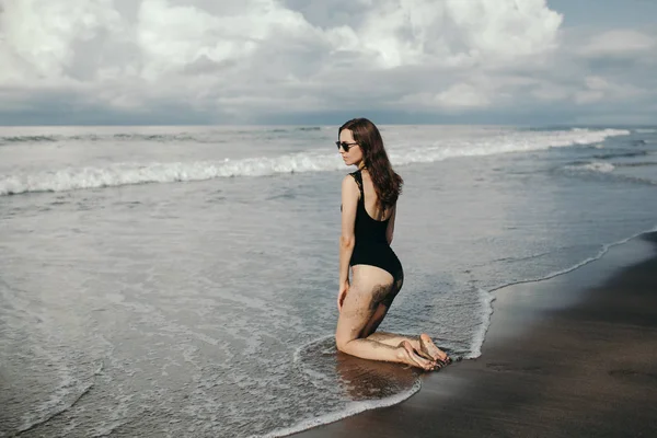 Mulher Praia Vista Traseira Bela Mulher Vestindo Biquíni Preto Volta — Fotografia de Stock