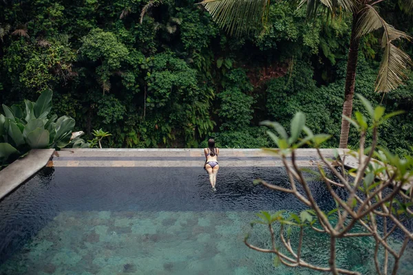 Schlanke Sexy Brünette Frau Badeanzug Entspannt Rand Tropischen Infinity Pool — Stockfoto