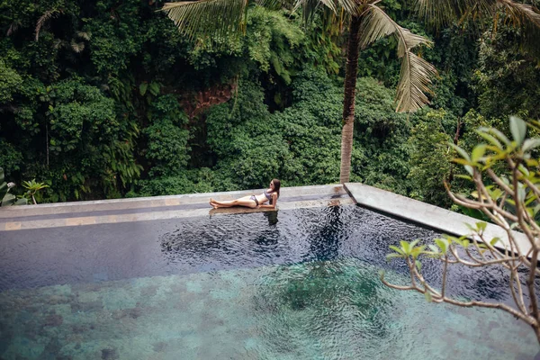 Schlanke Sexy Brünette Frau Badeanzug Entspannt Rand Tropischen Infinity Pool — Stockfoto